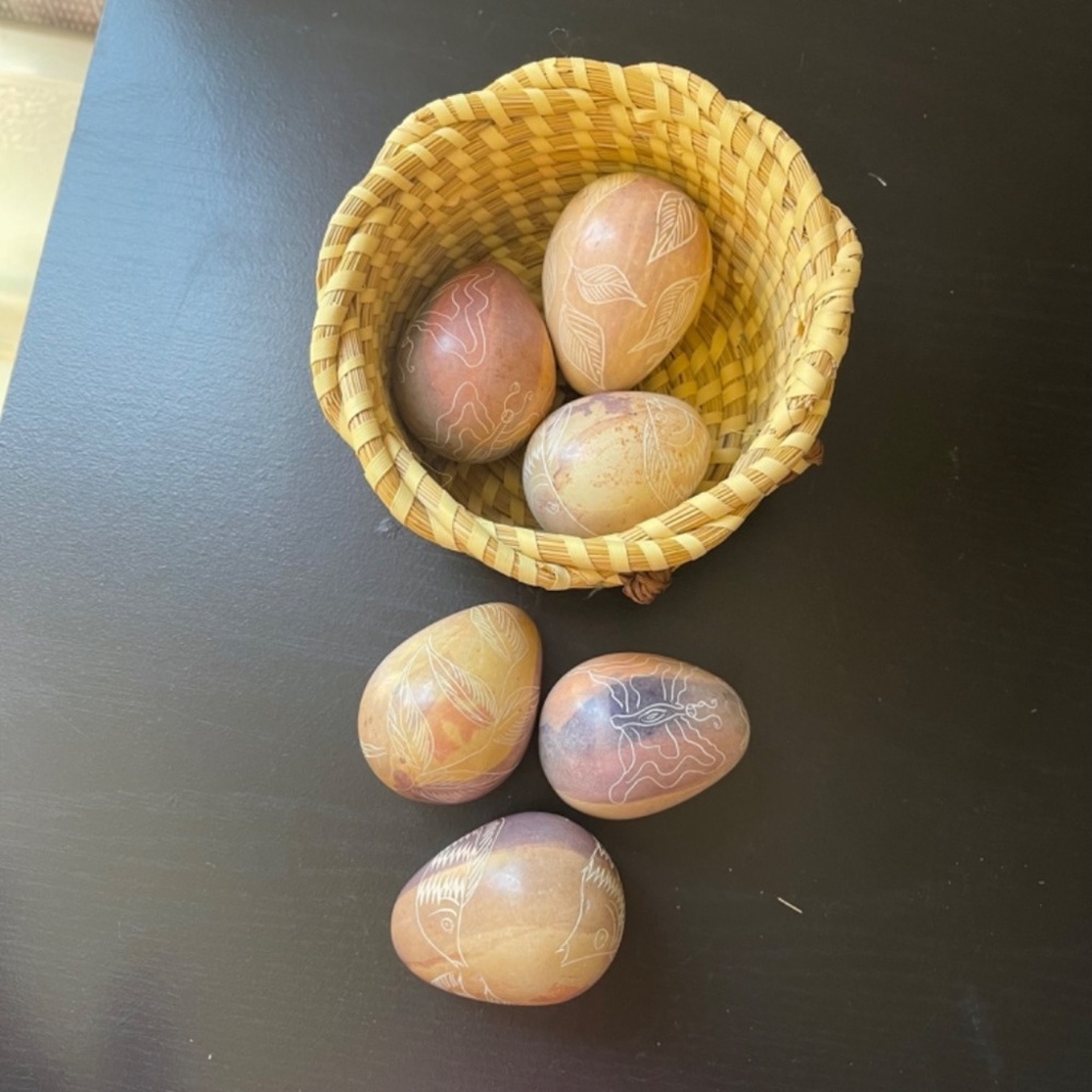 Set of 6 Soapstone Eggs Hand Carved Made in Kenya and Basket - Picture 3 of 8